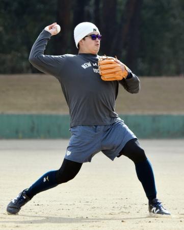 　ノックを受け送球するヤクルト・村上＝宮崎県日向市