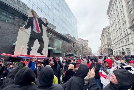 　１９日、トランプ次期米大統領の集会会場周辺に集まった人たち＝ワシントン（共同）