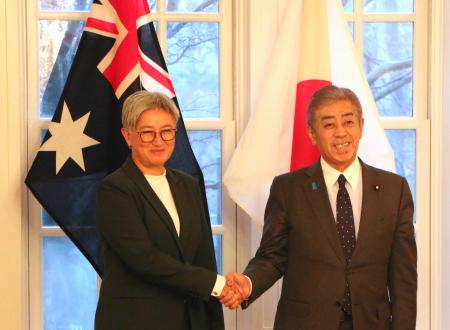 　会談前に握手する岩屋外相（右）とオーストラリアのウォン外相＝１９日、ワシントン（共同）