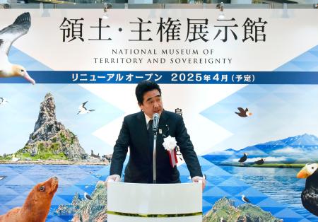 　「領土・主権展示館」の巡回展で、あいさつする坂井領土問題相＝２０日午後、東京都千代田区