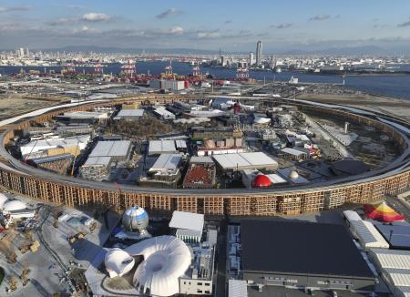 　大阪・関西万博会場のシンボルとなる木造巨大屋根「リング」＝１１日、大阪市此花区の夢洲（ドローンから）