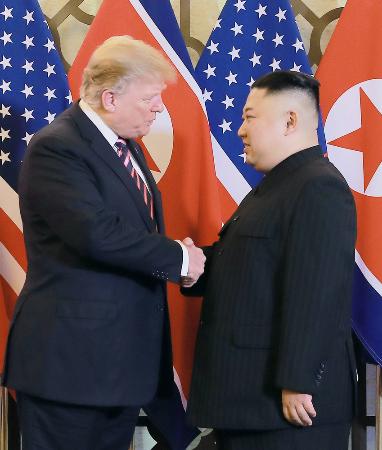 　２０１９年２月、ハノイで会談前に握手するトランプ米大統領（左）と北朝鮮の金正恩朝鮮労働党委員長（朝鮮中央通信＝共同）