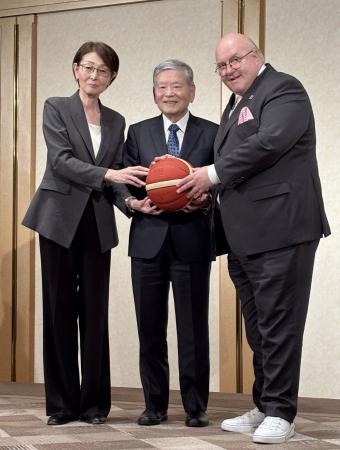 　写真に納まる（左から）日本バスケットボール協会の三屋裕子会長、タスクフォースでチェアマンを務めた川淵三郎氏とインゴ・バイス氏＝２１日、東京都内