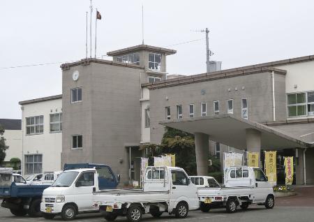 　宮崎県都農町の役場庁舎＝２０２２年４月