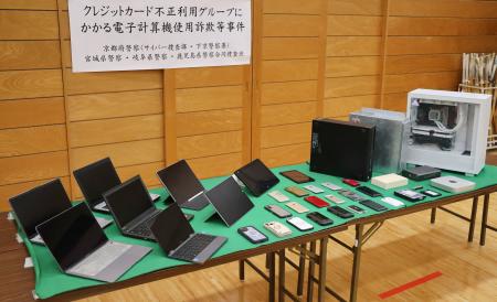 　逮捕された男子高校生の自宅から押収されたパソコンやスマートフォンなど＝２１日午後、京都・下京署