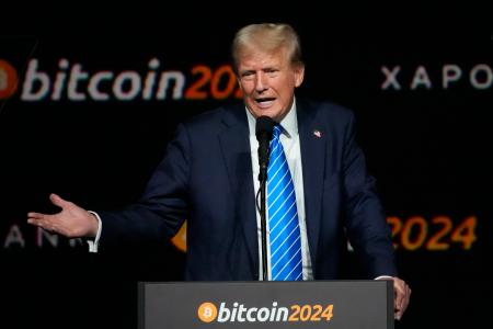 　米大統領選期間中に仮想通貨ビットコインの会議で演説するトランプ大統領＝２０２４年７月、米ナッシュビル（ＡＰ＝共同）