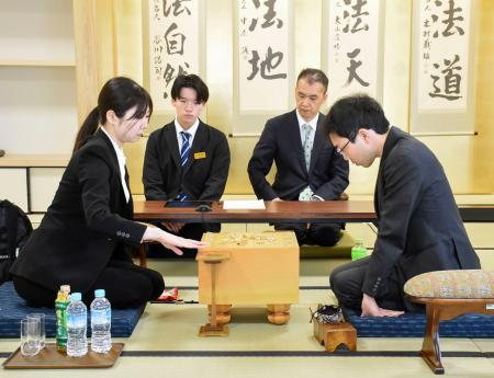 　将棋のプロ棋士編入試験５番勝負第５局で、柵木幹太四段（右）との対戦に臨む西山朋佳女流三冠＝２２日午前、大阪府高槻市の関西将棋会館（日本将棋連盟提供）