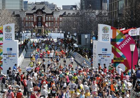 　東京マラソンでゴールする大勢のランナー＝２０２４年３月、東京都千代田区