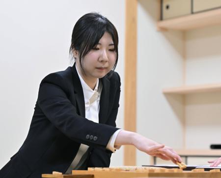 　プロ棋士編入試験５番勝負の最終局で敗れた西山朋佳女流三冠。女性初の棋士誕生はならなかった＝２２日午後、大阪府高槻市の関西将棋会館