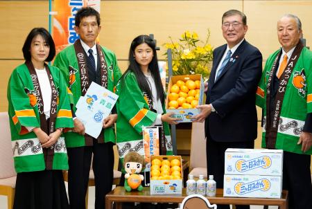 　「三ケ日みかん」の生産者らからミカンの贈呈を受ける石破首相（右から２人目）＝２２日午後、首相官邸