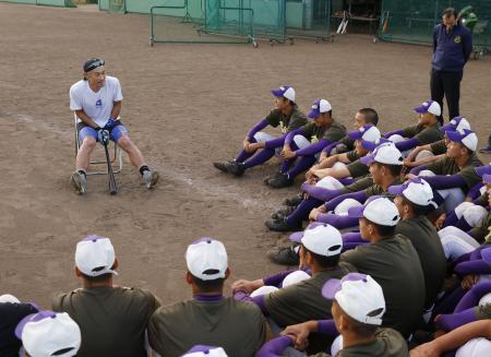 　母校の愛工大名電高野球部を指導するイチローさん＝２０２４年１１月、愛知県春日井市