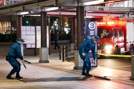 　複数人が刺される事件があった長野市のＪＲ長野駅前＝２２日午後８時５７分