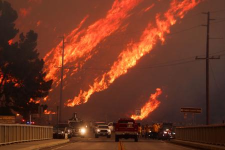 　ロサンゼルス北部の山火事で立ち上がる炎＝２２日、キャスティーク（ロイター＝共同）