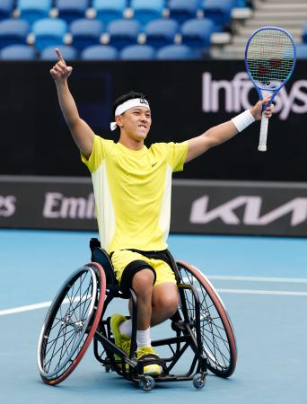 　車いすの部男子シングルス準決勝で勝利し、喜ぶ小田凱人＝メルボルン（共同）