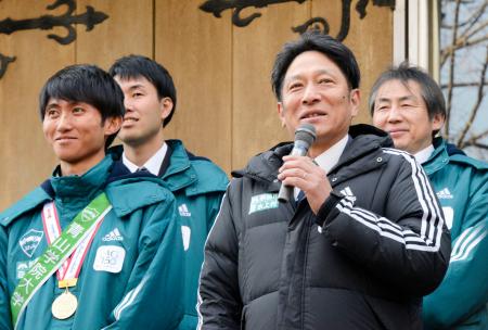 　箱根駅伝の優勝報告会で話す青学大の原晋監督（右）＝２３日、東京都渋谷区