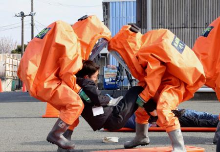 　地下鉄サリン事件から３０年となるのを前に、熊本県警などが行ったテロ対策訓練＝２３日午後、熊本県合志市