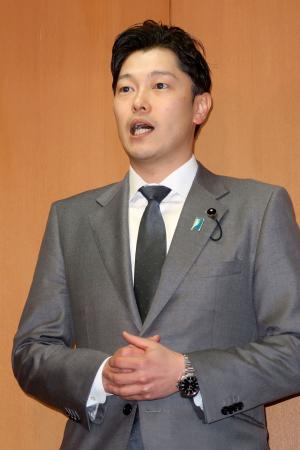 　取材に応じる百条委の奥谷謙一委員長＝２３日、兵庫県庁