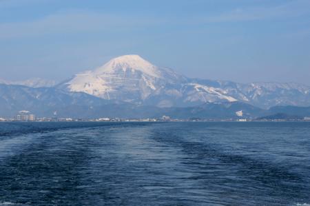 　「びわ湖縦走雪見船クルーズ」で、船から見える山々（琵琶湖汽船提供）