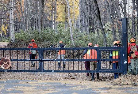 　クマ出没対応訓練で現場に向かうハンターら＝２０２４年１１月、札幌市