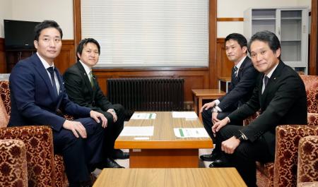 　会談に臨む立憲民主党の小川幹事長（奥右）と日本維新の会の岩谷幹事長（同左）ら＝２４日午前、国会