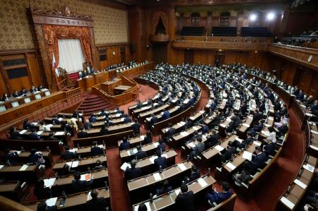 　第２１７通常国会が召集され、開かれた参院本会議＝２４日午前