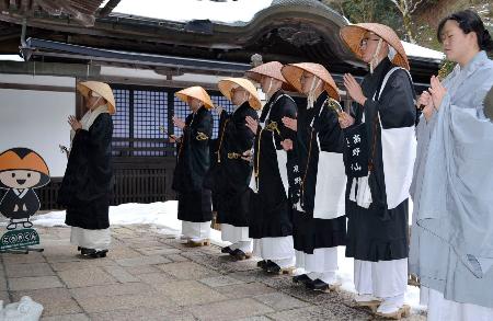 　「報恩托鉢寒行」で寺院などを回る高野山の僧侶ら＝２４日、和歌山県高野町