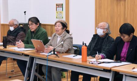 　住民訴訟が結審し記者会見する原告団＝２４日午後、佐賀市