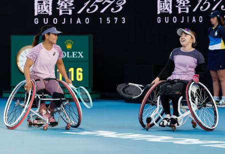 　車いすの部女子ダブルス決勝で敗れた田中愛美（右）と朱珍珍組＝メルボルン（共同）