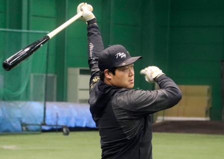 　練習を公開した阪神・大山＝甲子園の室内練習場