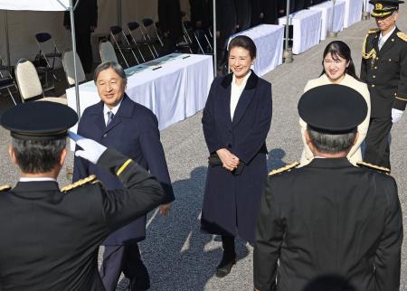 　皇宮警察の年頭視閲式の会場に到着された天皇、皇后両陛下と長女の愛子さま＝２４日午前、皇居・東御苑（代表撮影）