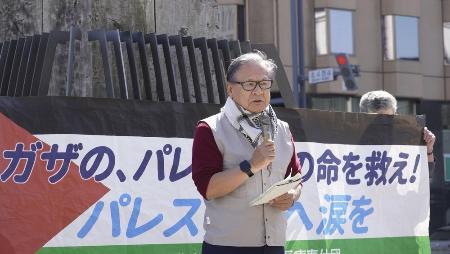 　昨年４月、集会でスピーチする「北海道パレスチナ医療奉仕団」の猫塚義夫団長＝札幌市