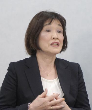 　昨年４月、記者会見する青木恵子さん＝大阪市