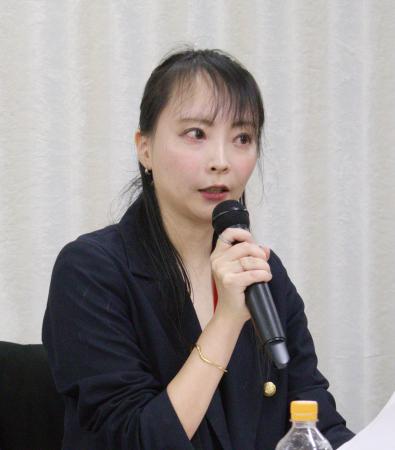 　記者会見するスタートアップユニオン代表の松阪美穂さん＝２４日午後、厚労省