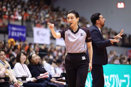 　広島―長崎戦でＢ１史上初の女性主審を務める北沢あや子さん＝広島サンプラザホール（Ｃ）Ｂ．ＬＥＡＧＵＥ提供