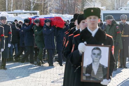 　ウクライナへの軍事作戦に参加して死亡したロシア兵の葬儀＝２０２２年３月、ロシア中部タタルスタン共和国（タス＝共同）