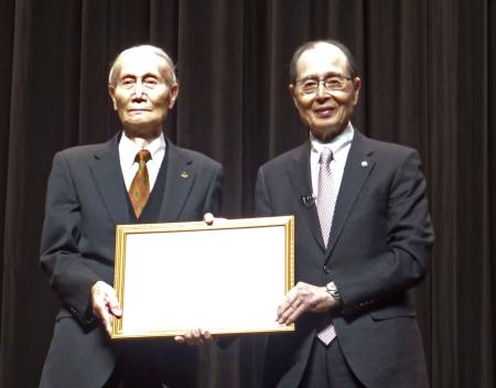 　「日本スポーツ学会大賞」に選ばれたソフトバンクの王貞治球団会長（右）＝２５日、東京都内