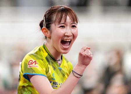 　女子シングルス準々決勝でポイントを奪いガッツポーズする早田ひな＝東京体育館