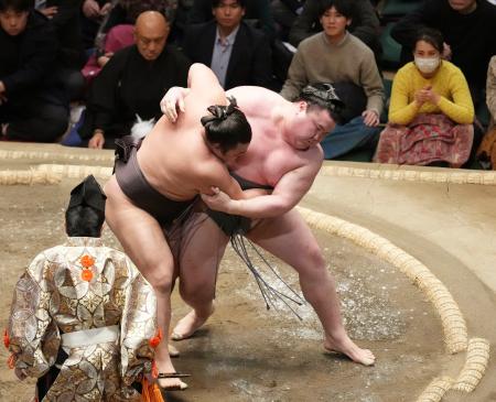 　金峰山（右）がすくい投げで霧島を破る＝両国国技館