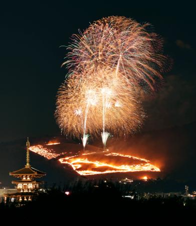 　古都奈良の夜空に浮かび上がった「若草山焼き」。左下は薬師寺の東塔＝２５日（午後６時１４分から午後７時１５分まで多重露光）