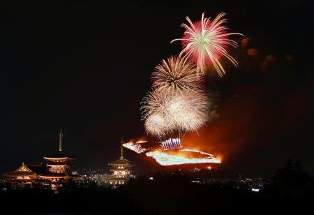 　古都奈良の夜空に浮かび上がった「若草山焼き」。手前は薬師寺＝２５日（午後６時２０分から午後７時４４分までの画像３０枚を合成）