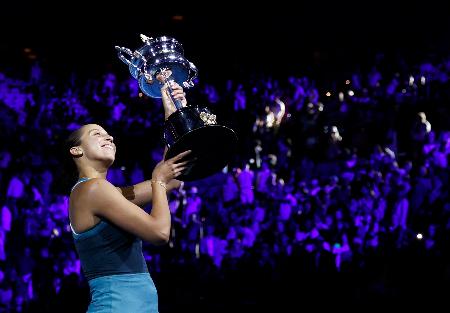 　女子シングルスで優勝し、トロフィーを掲げるマディソン・キーズ＝メルボルン（ロイター＝共同）