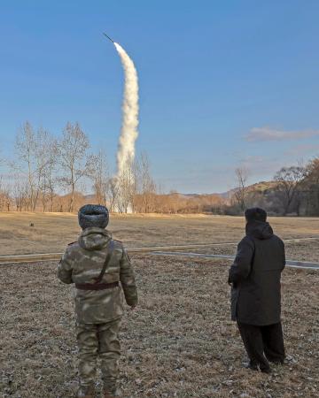 　戦略巡航ミサイルの発射実験を視察する北朝鮮の金正恩朝鮮労働党総書記（右）＝２５日（朝鮮中央通信＝共同）