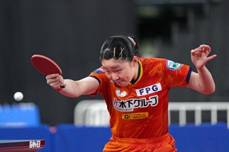 　女子シングルス準決勝でプレーする張本美和＝東京体育館