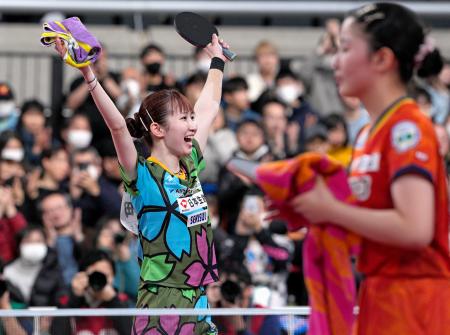 　女子シングルス決勝で張本美和（右）を破り、優勝した早田ひな＝東京体育館