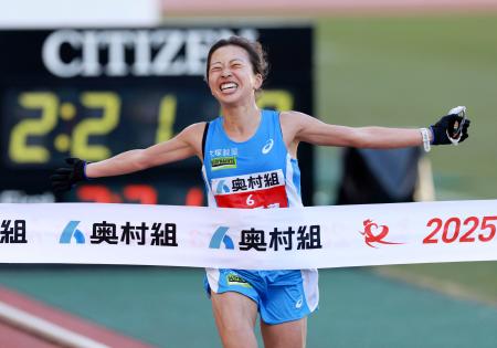 　２位でゴールする小林香菜＝ヤンマースタジアム長居