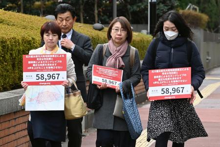 　性被害やハラスメント問題などへの組織としての対応を要請するため、法務省に向かう支援者＝２７日午前、東京・霞が関