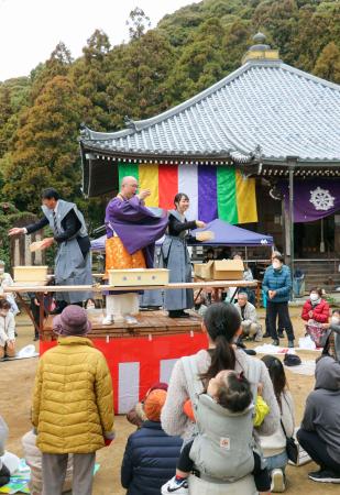 　節分を前に補陀洛山寺で行われた豆まき＝２７日午後、和歌山県那智勝浦町