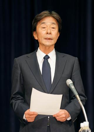 　記者会見する、フジテレビの社長辞任を発表した港浩一氏＝２７日午後、東京・台場のフジテレビ