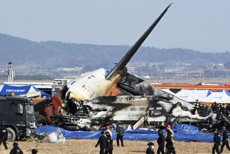 　韓国南西部全羅南道の務安国際空港で炎上した航空機＝２０２４年１２月（共同）