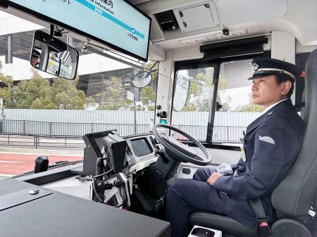 　自動運転による路線バス運行の実証実験で、ハンドルから手を離す運転手＝２７日、川崎市（同市提供）